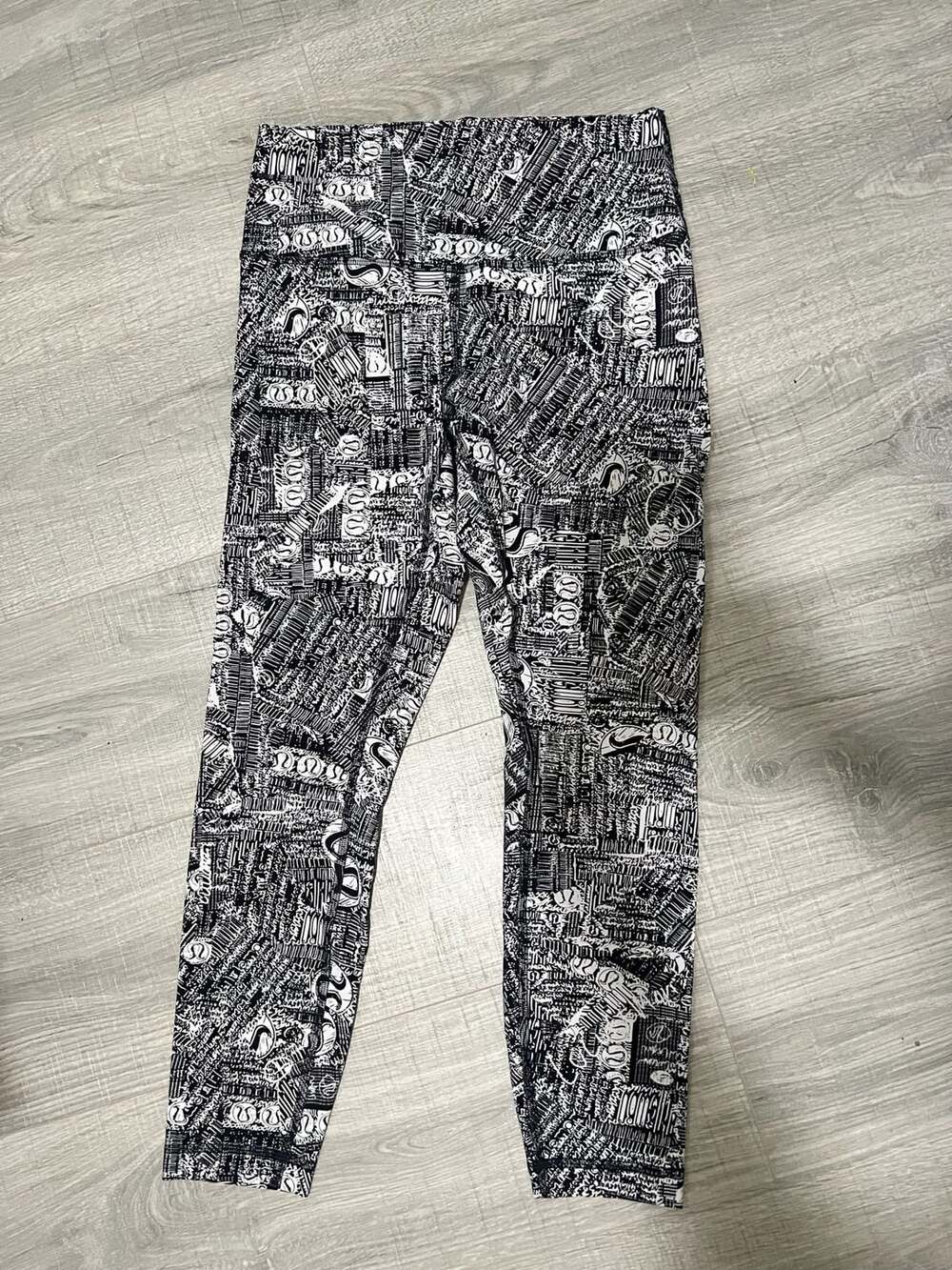 EUC Lululemon Wunder Train High-Rise Tight 25" Logo Print Black White Size 8